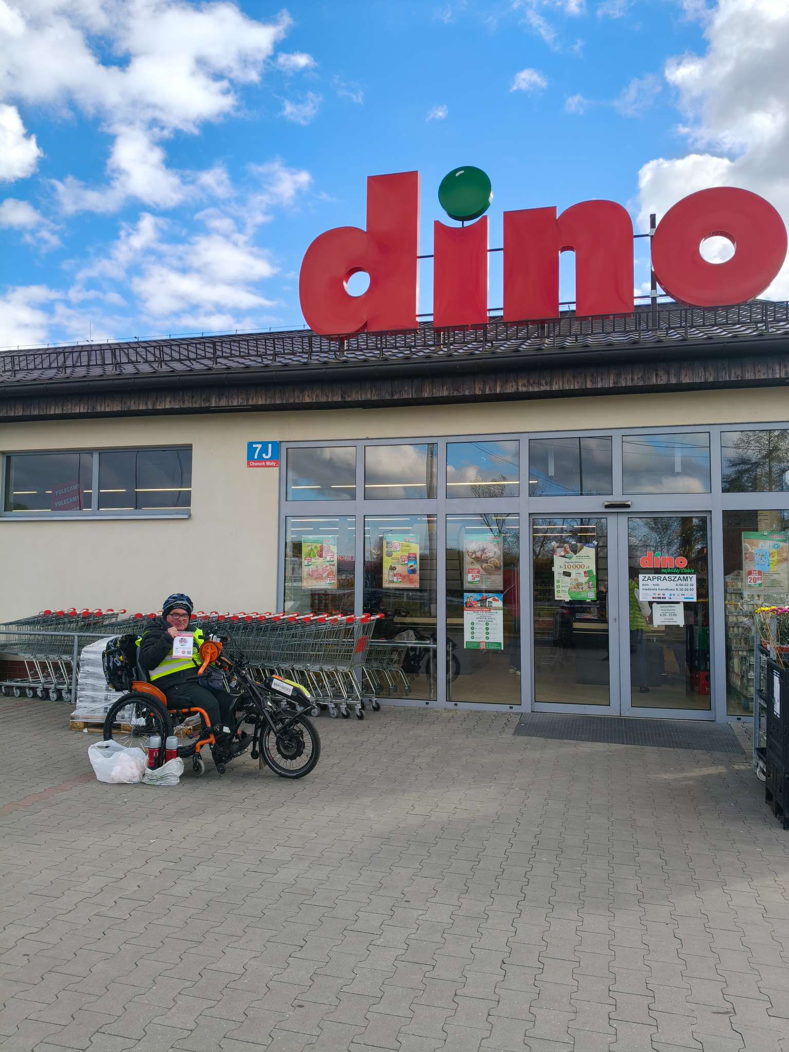 Zdjęcie do wpisu: Zbiórka dla Zbyszka przy Dino w Otwocku.